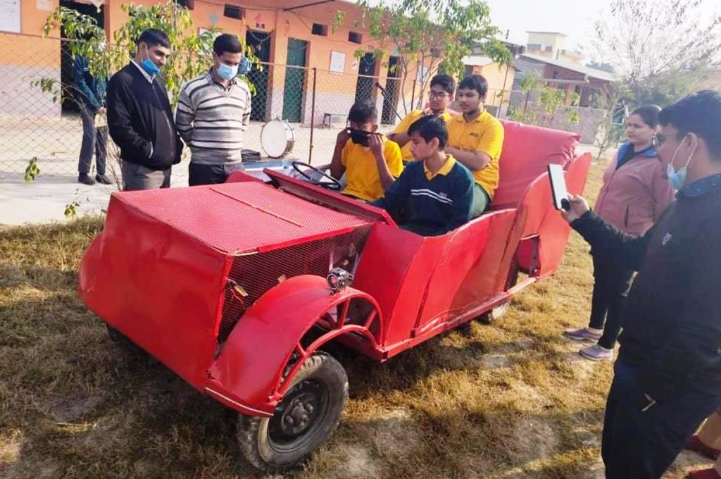 विद्यार्थीले बनाए विद्युतीय कार