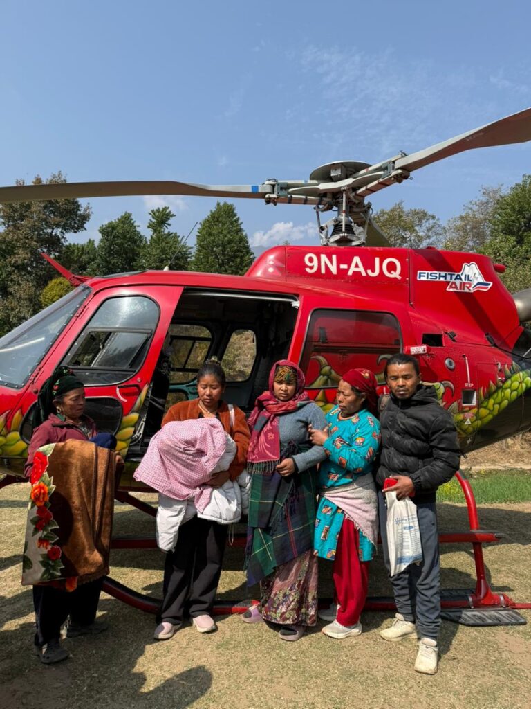 धादिङको नवजात शिशुको स्वास्थ्य मन्त्रालयद्वारा  हेलिकप्टरद्धारा आपतकालिन उद्धार