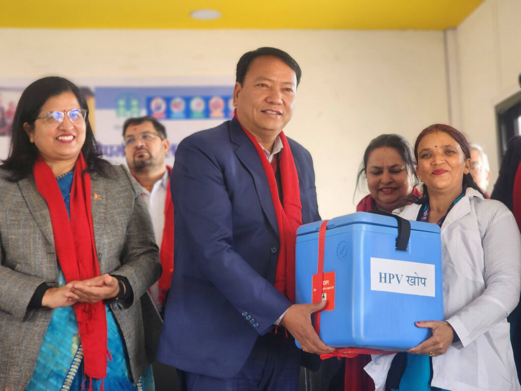 मन्त्री थापाद्धारा पाठेघरको मुखको क्यान्सरविरुद्ध खोप अभियान शुभारम्भ, देशभर तीन लाख ५० हजारलाई  खोप दिईने