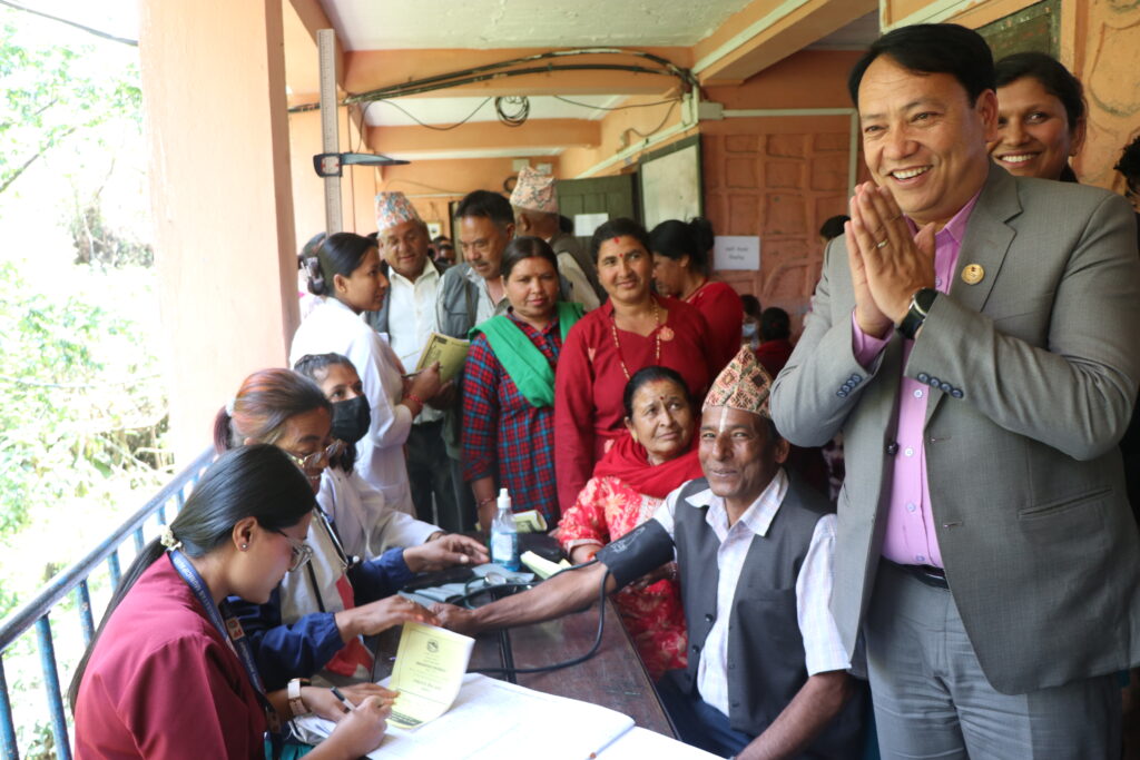 भक्तपुरको सुडालमा बृहत्तर विशेष स्वास्थ्य शिविर, सम्पूर्ण रोगको परीक्षण : वागमती प्रदेशको १३ वटै जिल्लाको गाउँ गाउँमा स्वाथ्य शिविर लैजान्छौ : मन्त्री किरण थाामर