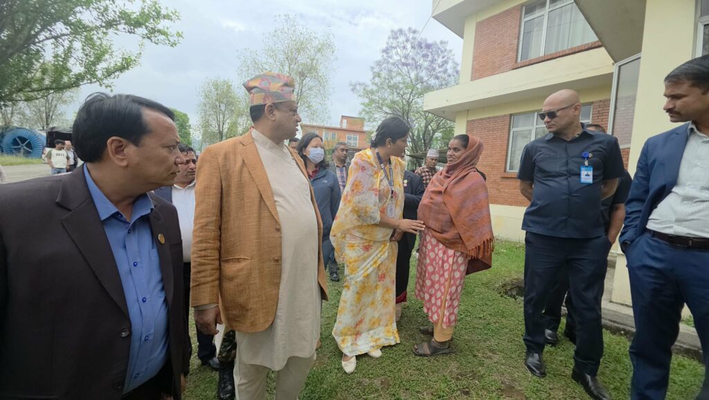खरिपाटीस्थित सुकुम्वासी शिविरमा मुख्यमन्त्री इन्द्र बानियाँ, स्वास्थ्य मन्त्री किरण थापासहितकोटोलीद्धारा अनुगमन