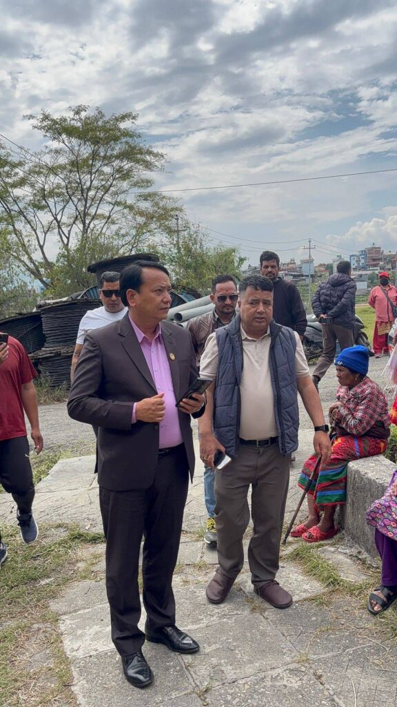 खरिपाटीस्थित सुकुम्वासी शिविरमा पुगे एमाले सचिव महेश बस्नेत र मन्त्री किरण थापा