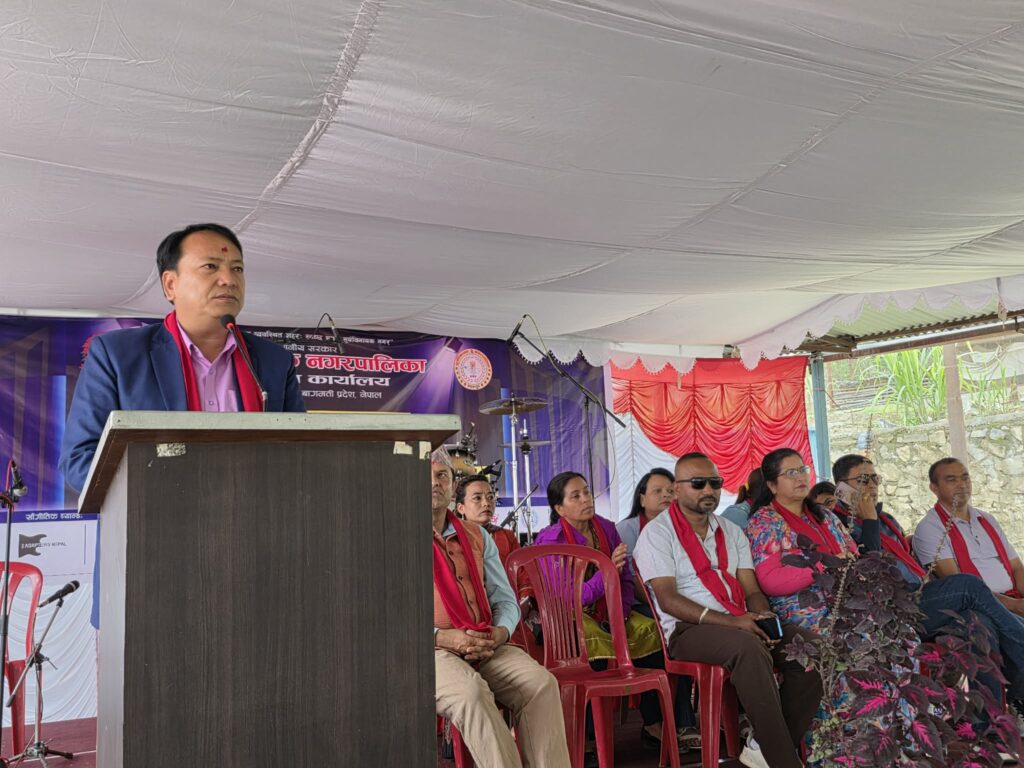 भक्तपुरलाई स्वास्थ्यको हव बनाउँछौं : प्रदेश स्वास्थ्य मन्त्री किरण थापा : सूर्यविनायक हाट बजारमा उपभोक्ताको भीड