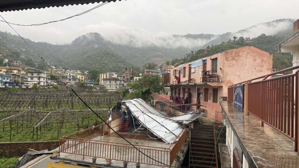 गुण्डूस्थित भैरबी आधारभूत बिद्यालयको छानो उडाउनुका साथै कक्षा कोठामा क्षति