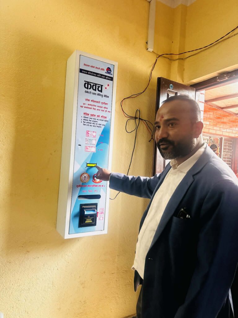 सिपाडोलको गाउँगाउँमै अनुदानमा सेनेटरी प्याड वितरण भेन्डिङ मेसिन सञ्चालन