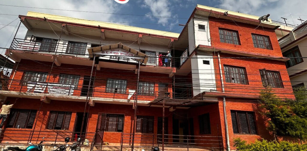सूर्यविनायक नगरपालिका वडा नं. ८ का जनताको सुखदुख साथ दिदै वडा अध्यक्ष पुष्पराज बस्नेत र वडा कार्यालय
