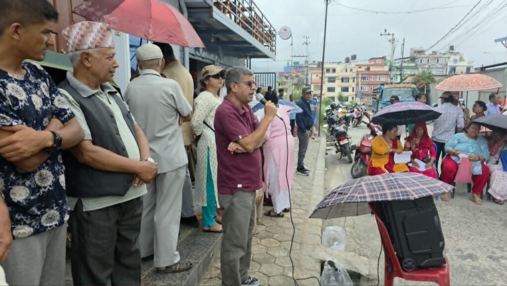 कमेरोटार जग्गा एकीकरण आयोजना २३ वर्षदेखि अलपत्र पारेको भन्दै कमेरोटारबासी आन्दोलित, आयोजनामा धर्ना
