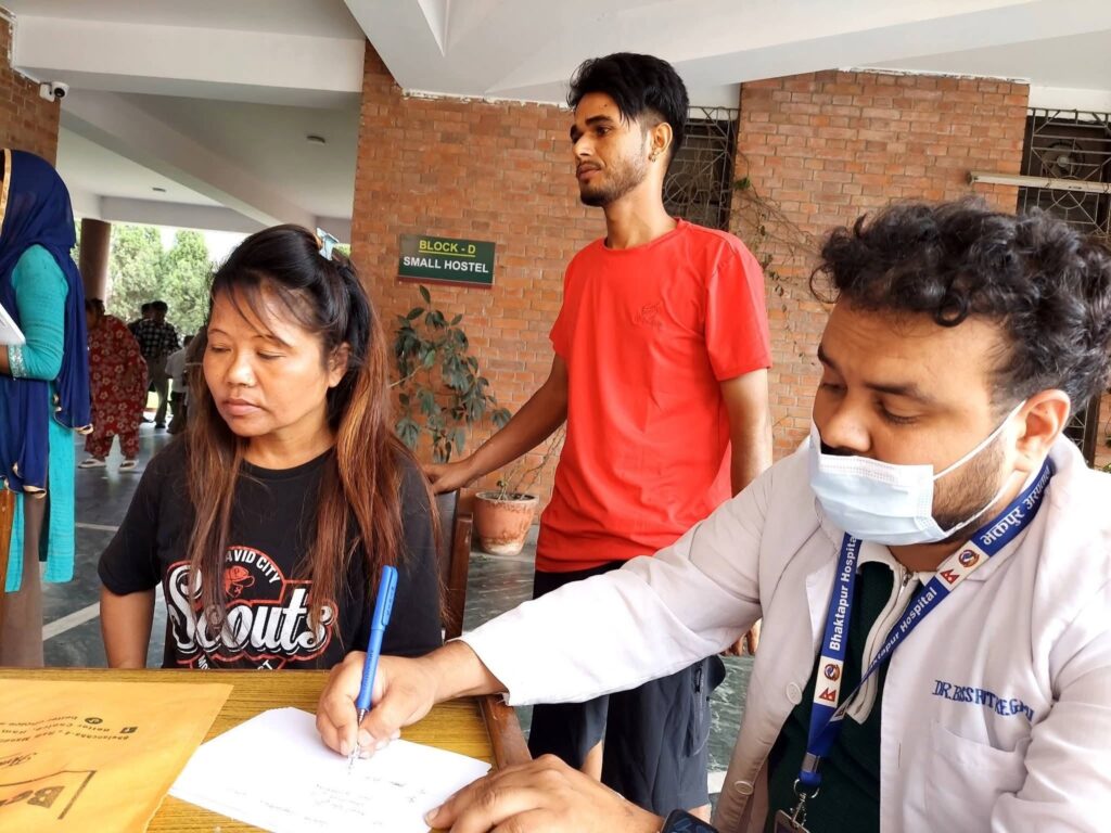 स्वास्थ्य मन्त्री किरण थापको निर्देशनमा सुकुम्वासी शिविरमा स्वास्थ्य परीक्षण एवं औषधि वितरण