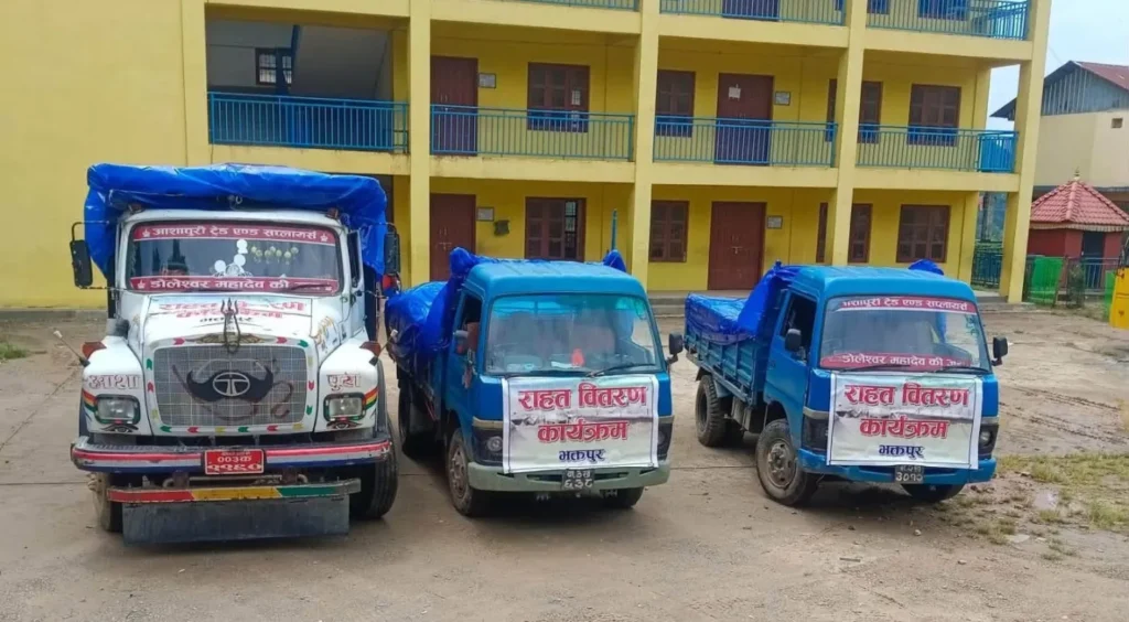 रसुवाको उत्तरुगया र धुन्चेका लागि भक्तपुरबाट मुख्यमन्त्री थापाले पठाए खाद्यान्न राहत