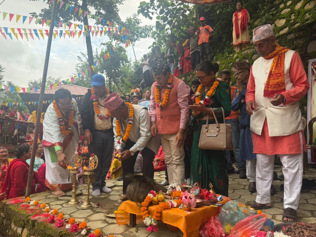 दिव्य गंगा आरतीको उद्घाटन गर्दै नेता महेश बस्नेतले भने : मानिसको योगदान ईतिहास मेटेर मेटिन्न