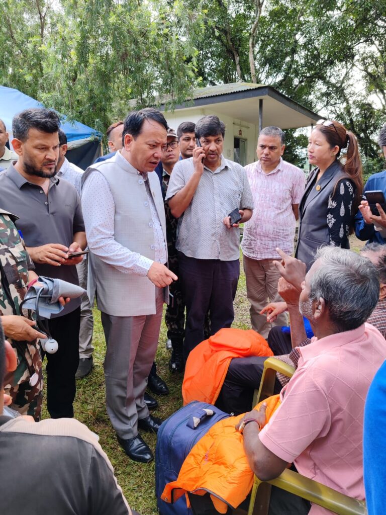 भोटेकोशीको बाढीमा हराएकाको खोजीमा खटिएका मुख्यमन्त्री थापामगरद्धारा उद्धारका लागि सिधै सम्पर्क गर्न आग्रह : पीडितलाई उपचार, खानेबस्नेको व्यबस्था, स्वास्थ्य टोली उपचारमा ब्यस्त