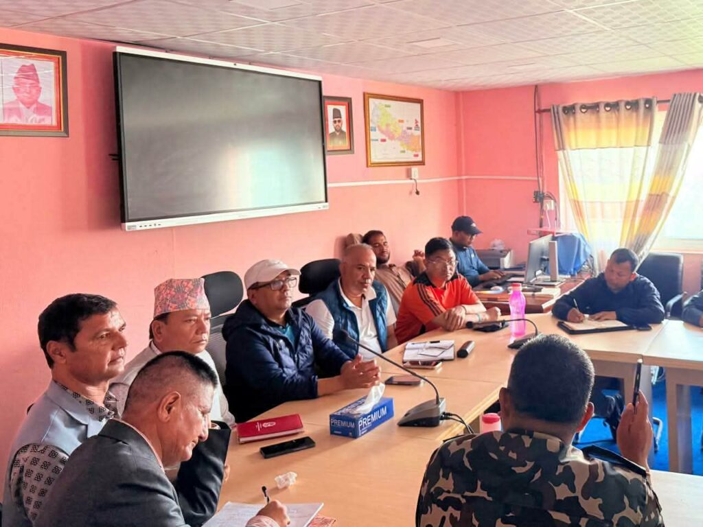 मुख्यमन्त्री किरण थापाले धुन्चेमा अलपत्र परेको यात्रु तथा स्थानीयहरुको उद्धार सुरु