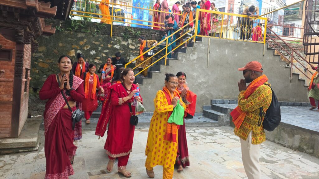 वडा अध्यक्ष पुष्पराज बस्नेतको नेतृत्वमा एकै दिन सिपाडोलका  नौ सय साठी महिलाले गरे १५ शिवालयको दर्शन एवं सूर्यविनायक शिव सर्किटको भ्रमण