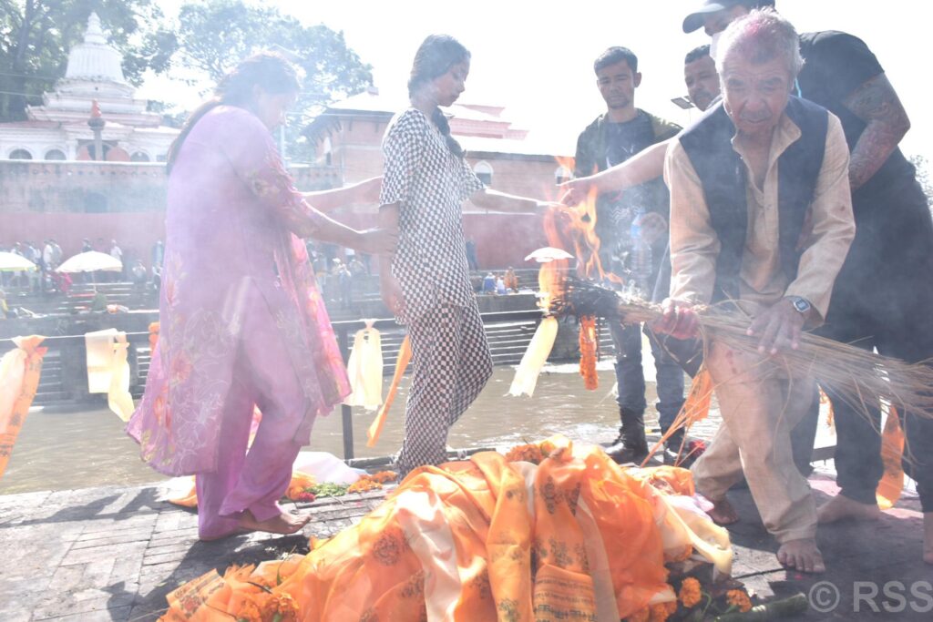भोटेकोशी बाढीपछि बेपत्ता पत्रकार टेकराजको कुशको शव बनाएर अन्त्येष्टि