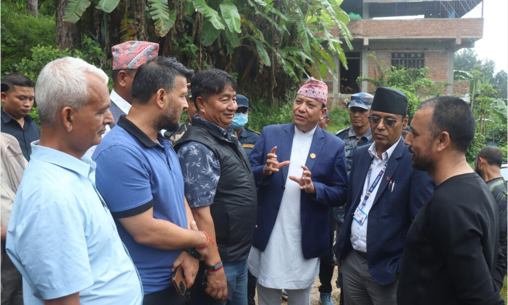 बागमती प्रदेसका मुख्यमन्त्री किरण थापामगरले विदुर नगरपालिकाको बासिन्दाका लागि आवास निर्माण गर्न जग्गाको अवलोकन