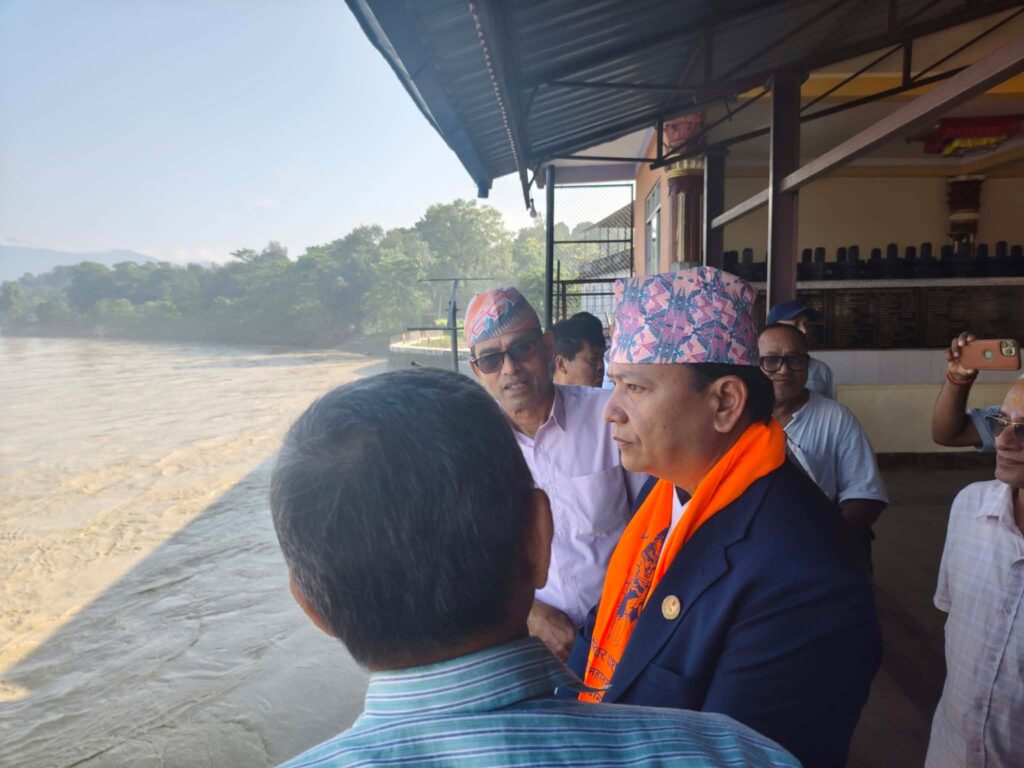 विपद्को घडीमा नारायणी बाढीपीडितलाई साथ दिन बिहानै नदी किनारा पुगे मुख्यमन्त्री किरण थापा मगर