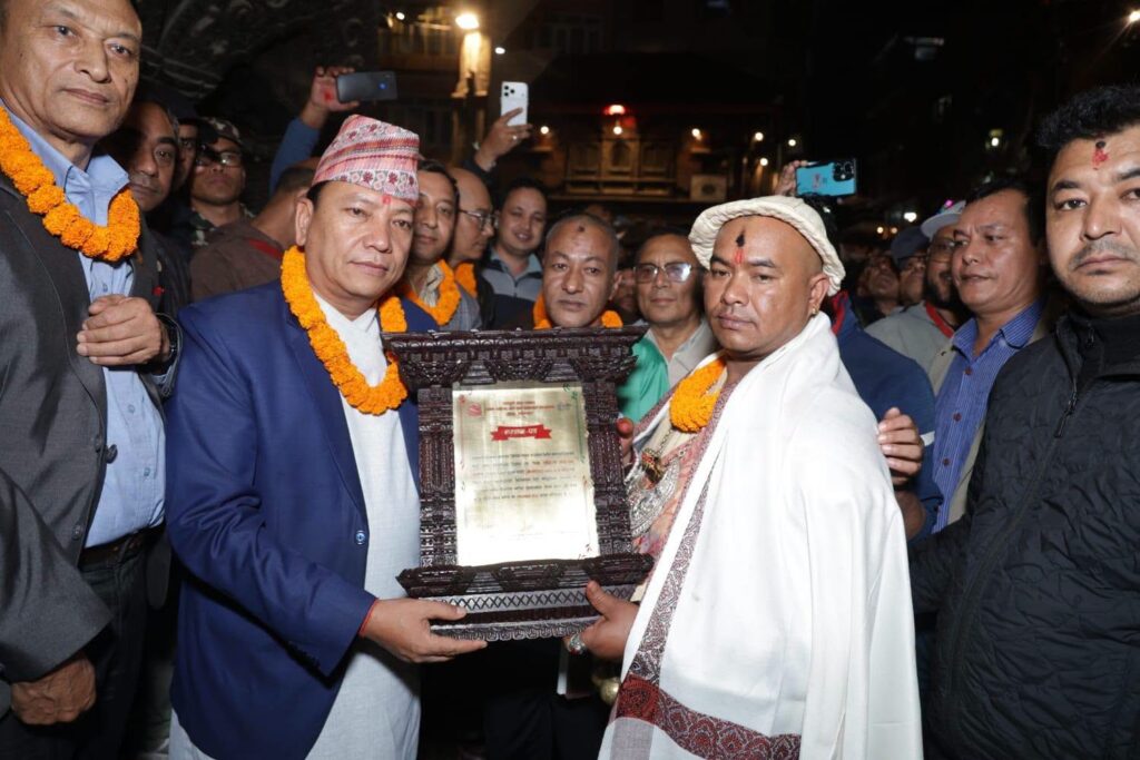 मुख्यमन्त्री थापाद्धारा जिब्रो छेड्ने श्रेष्ठलाई रु. दुईलाख सहित सम्मान प्रदान