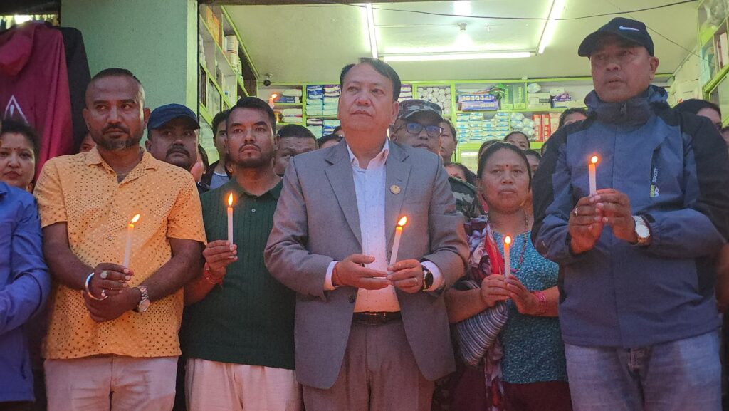 मुख्यमन्त्री किरण थापासहित  भोटेकोशी बाढीमा परी निधन भएकाहरूको सम्झनामा दीप प्रज्वलन