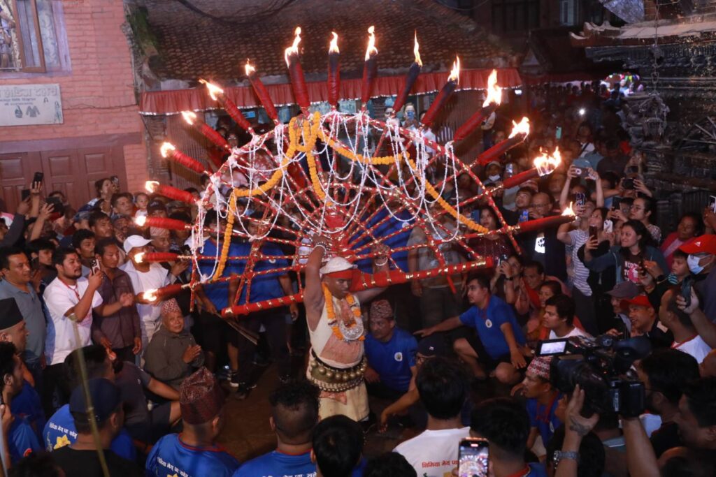 यसवर्ष पनि ३९ वर्षीय विरेन्द्रभक्त श्रेष्ठले पाँचौ पटक जिब्रो छेडेर जात्रा मनाउँने