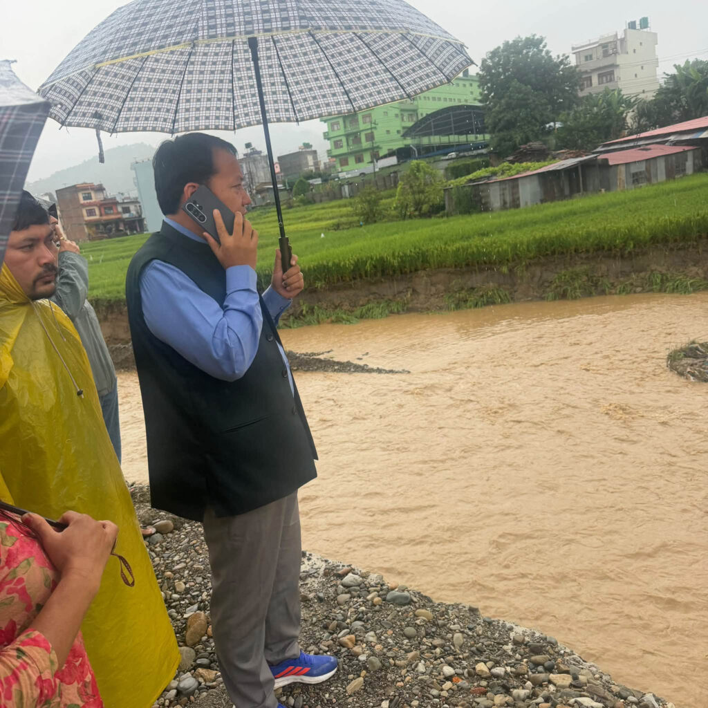 एका बिहानै छाता ओढेर मुख्यमन्त्री जब घट्टे खोला बाढी कटानको निरीक्षणमा पुगे …………