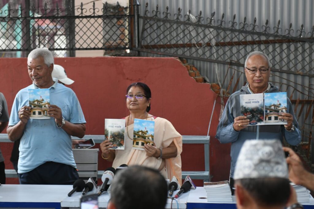 बालकोटको जलको घरको आँगनमा उभिएर एमाले अध्यक्ष ओली पत्नी राधिकार शाक्यले भनिन् :  खराने ग्याङको योजना केपी ओलीलाई जलाउने थियो