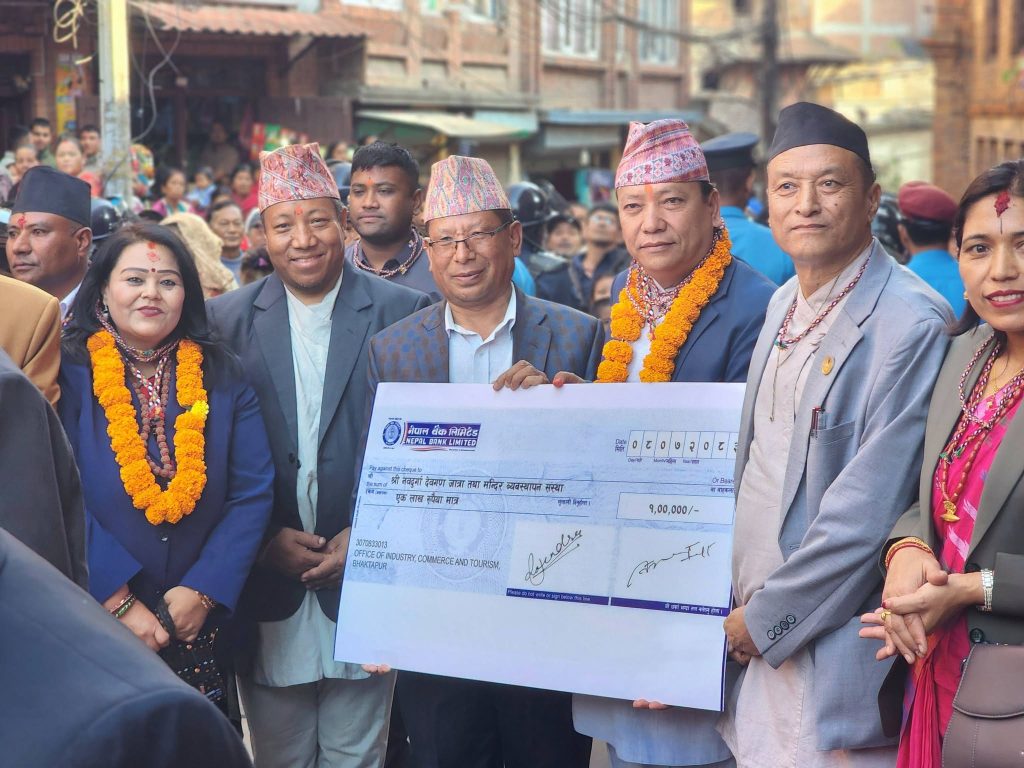 मुख्यमन्त्री किरण थापाद्धारा बागमती प्रदेश सरकारको तर्फबाट नवदुर्गा जात्रा सञ्चालनार्थ एक लाख रकमसहित सम्मान प्रदान