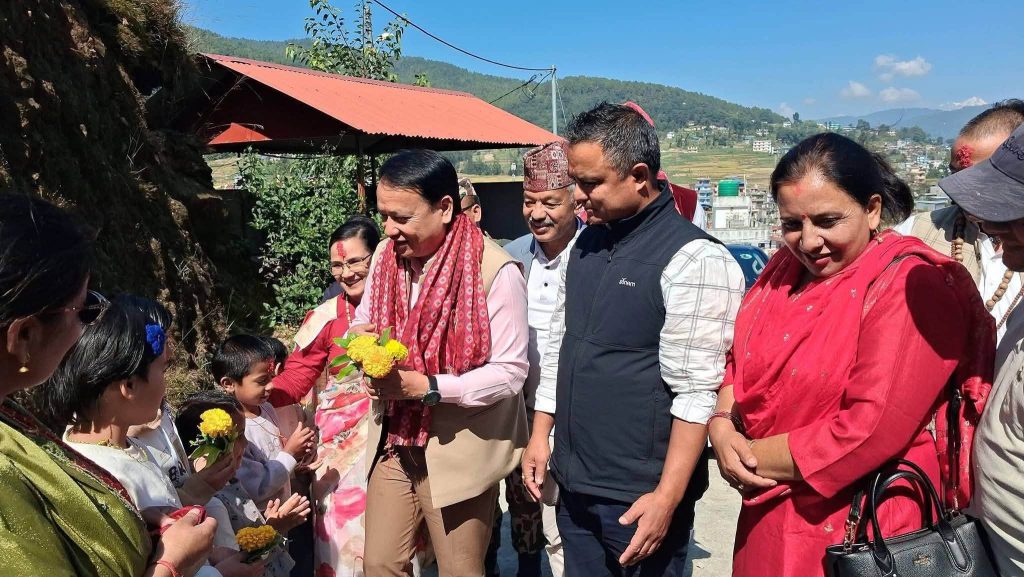 बागमती प्रदेशका मुख्यमन्त्री किरण थापाद्धारा मानव कल्याण समाज अन्तर्गत सञ्चालित बाल सेवाघरका बालबालिकालाई टिका जमरा प्रदान