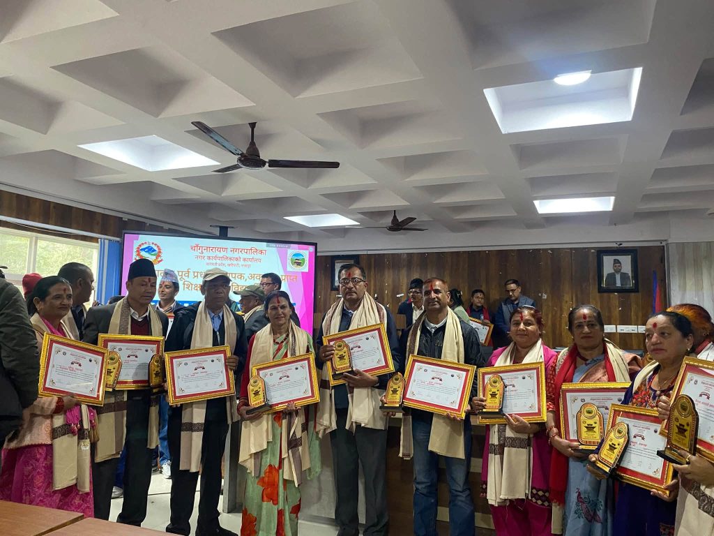 नगरपालिकाका उपप्रमुख रमेश बुढाथोकीले विद्यालय, प्रधानाध्यापक, शिक्षक, शिक्षिका र विद्यार्थीलाई सम्मान