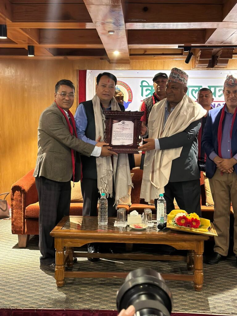भक्तपुर, २४ असोज : क्रियासिल पत्रकार मञ्च भक्तपुरले बिभिन्न व्यक्तिहरुलाई पत्रकारिता पुरस्कार एवं सम्मान प्रदान गरेको छ । मञ्चले आज होटल सिटी गाउँ भक्तपुरमा आयोजना गरेको १६ औ वार्षिक साधारण सभा, छैठौ केन्द्रीय अधिवेशन तथा सम्मान कार्यक्रममा मञ्चका अध्यक्ष रमेश गिरीले वागमती प्रदेशका मुख्यमन्त्री किरण थापा मगरलाई सम्मान गर्नु भएको हो ।    कार्यक्रममा स्थानीय तहको विकासमा उल्लेख्य योगदान पुर्याए वापत सूर्यविनायक नगरपालिकाका प्रमुख वासुदेव थापालाई र भक्तपर अस्पतालको विकास र समग्र वागती प्रदेशको स्वास्थ्य क्षेत्रमा सुधार ल्याउन सफल वागमती प्रदेश स्वास्थ्य मन्त्रालयकी सचिव डा. सुमित्रा गौतमलाई सम्मान गरिएको छ ।   त्यसैगरि भदौ १० गतेको रसुवा भोटेकोशी बाढीमा परेर बेपत्ता भई ज्यान गमाउनु भएका अग्रज पत्रकार एवं नयाँ पत्रिका दैनिकमा कार्यरत पत्रकार टेकराज थामीलाई नगद रु. पाँच हजार सहित प्रदान गरिएको मरणोपरान्त क्रियासिल पत्रकारिता पुरस्कार उहाँकी पत्नी एवं पत्रकार कालिका खड्कालाई प्रदान गरएको छ ।   त्यस्तै भक्तपुरमा रहेर कान्तिपुर टेलिभिजनमा कार्यरत एवं नेपाल पत्रकार महासंघ भक्तपुरका अध्यक्ष सुन्दर शिल्पकारलाई नगद रु. पाँच हजारसहित स्व.लक्ष्मीमाया कासिछ्वा क्रियासिल पत्रकारिता पुरस्कारबाट सम्मान गरिएको छ ।    कार्यक्रममा मुख्यमन्त्री थापाले पत्रकारहरूले गुगलमा उपलब्ध सूचनामा मात्र सीमित नभई भूगोलमै पुगेर वास्तविकता बुझेर मात्रै समाचार लेख्नु पर्ने बताउनुभयो । देशको विकास र समृद्धिमा पत्रकारहरूको भूमिका महत्वपूर्ण रहेको भन्दै उहाँले जनप्रतिनिधिलाई खबरदारी गर्ने, विकृति उजागर गर्ने र यथार्थपरक समाचार सम्प्रेषण गर्न आग्रह गर्नुभयो ।   वागमती प्रदेश सरकारले संघीय सरकार र स्थानीय तहसँग समन्वय गरी विपद्पछिको पुनर्निर्माण तथा पुनःस्थापनाको काम अघि बढाइरहेको बताउनुभयो । उहाँले भोटेकोशी बाढी प्रभावित क्षेत्रमा प्रदेश सरकारले पाँचवटा झोलुङ्गे पुल र दुईवटा बेलीब्रिज निर्माणका लागि ठेक्का प्रक्रिया अघि बढाएको बताउनुभयो ।  मुख्यमन्त्री थापा मगरले बागमती प्रदेशका ९१ प्रतिशत नागरिकका घरमा खानेपानी पुगेको र प्रत्येक वडाको केन्द्रसम्म सडक पहुँच विस्तार भएको बताउनुुभयो ।    प्रदेश सरकारले गरेका कामको पर्याप्त प्रचारप्रसार हुन नसकेको चर्चा गर्दै उहाँले संघीयतालाई कार्यकर्ता व्यवस्थापन गर्ने माध्यमका रूपमा मात्र चित्रण गर्ने भाष्यलाई चिर्न आवश्यक रहेको बताउनुभयो । उहाँले तीनै तहका सरकारबीच समन्वय र सहकार्यमा बाढी प्रभावित क्षेत्रको पुर्ननिर्माणमा जुट्नु पर्ने बताउनुभयो । भक्तपुरलाई शिक्षा, स्वास्थ्य र पर्यटनको हव बनाउन प्रदेश सरकार लागेको भन्दै त्यसका लागि सबैको सहयोग आवश्यक रहेको बताउनुभयो ।   वागमती प्रदेशका स्वास्थ्य सचिव डा. सुमित्रा गौतमले वागमती प्रदेशले पत्रकारहरुको निःशुल्क स्वास्थ्य उपचारको व्यबस्था गरेको बताउँदै त्यसका लागि पत्रकार महासंघको सिफारसि भए पुग्ने बताउनुभयो ।   कार्यक्रममा सूर्यविनायक नगरपालिका नगर प्रमुख वासुदेव थापाले समाचार संकलन गर्दा र लेख्दा पत्रकारले दलगत स्वार्थमा नभई निष्पक्ष रुपमा समाचार सम्प्रेषढा गर्नु पर्ने औल्याउनुभो । कार्यक्रममा सूर्यविनायक नगरपालिकाका प्रवक्ता रविन्द्र सापकोटाले सूर्यविनायकको विकासमा विगत १० वर्षमा ठूलो फड्को मारेको बताउनुभयो ।    कार्यक्रममा क्रियासिल पत्रकार मञ्चको अध्यक्ष रमेश गिरी, उपाध्यक्ष मकर श्रेष्ठ, कोषायध्यक्ष एवं कार्यक्रम संयोजक पुष्कर राज बुढाथोकी, सचिव अञ्जना शिल्पकारले पत्रकारको समग्र विकास, पहिचान र अधिकारका लागि मञ्च सक्रिय रहदै आएको बताउनुभयो ।