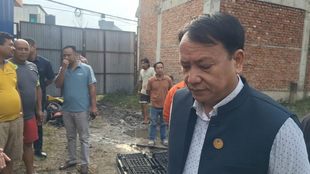 वागमती प्रदेशका मुख्यमन्त्री किरण थापा मगरले आगलागी भएको उद्योगको निरीक्षण