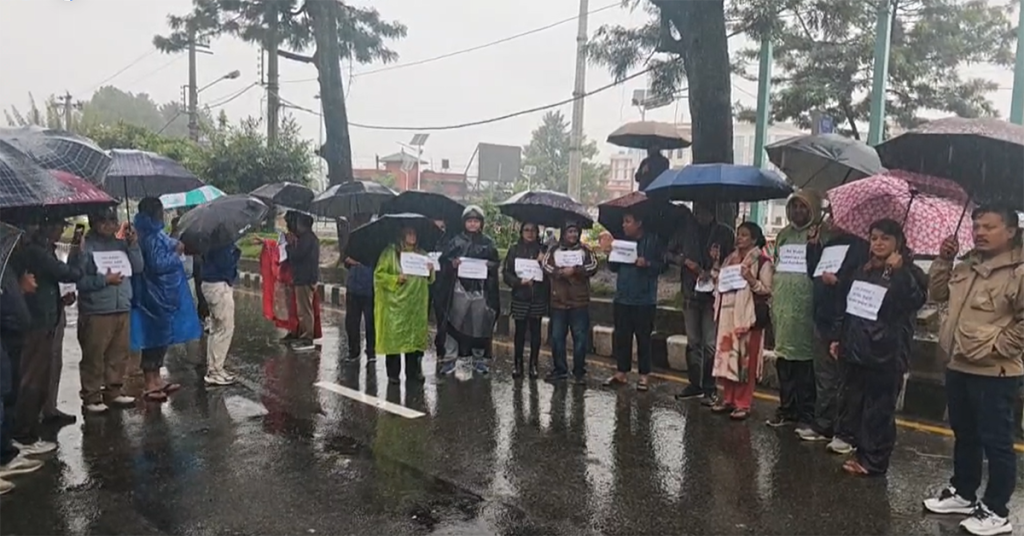 पत्रकार पक्राउ र सञ्चारगृहमाथि धरपकडविरुद्ध माइतीघरमा प्रदर्शन